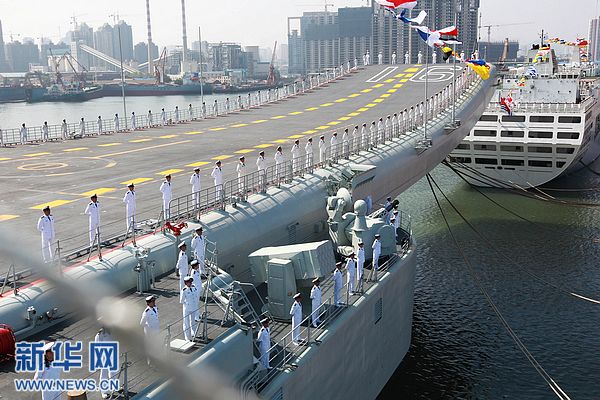 我國第一艘航空母艦正式交付海軍 胡錦濤登艦視察