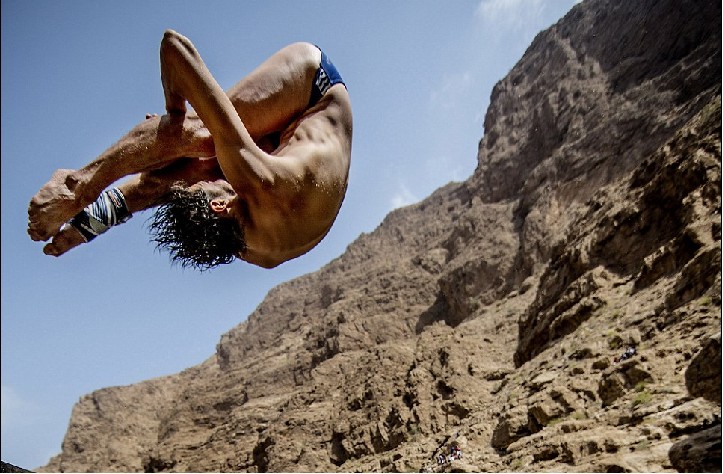 27米懸崖驚險(xiǎn)一躍 英國(guó)小伙奪得2012年懸崖跳水比賽冠軍