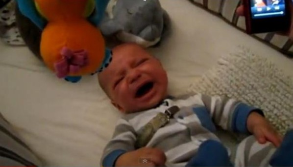 神奇！可愛寶寶聽《星球大戰》主題曲破涕為笑