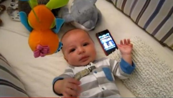 神奇！可愛寶寶聽《星球大戰》主題曲破涕為笑