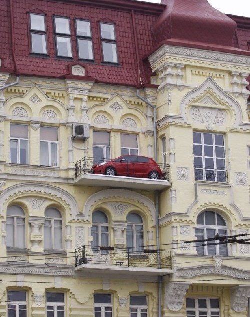 基輔鬧市停車難 小轎車停上18米高公寓陽臺(tái)（圖）