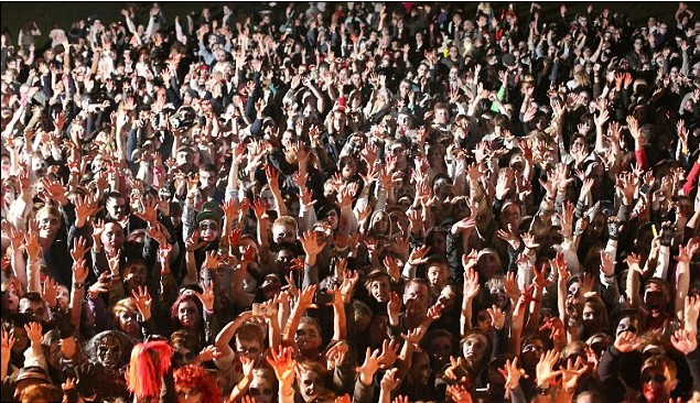 英國數千“僵尸”組團出游 欲創吉尼斯世界紀錄