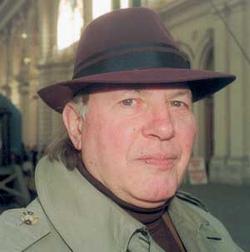 莫言獲2012年諾貝爾文學(xué)獎 10年獲獎?wù)呋仡?/></a></p>

<p>　　中新網(wǎng)10月11日電 11日下午17時，諾貝爾獎五個獎項(xiàng)中最具懸念的諾貝爾文學(xué)獎揭曉，中國作家莫言獲此殊榮。</p>

<p>　　1895年，諾貝爾寫下遺囑，捐獻(xiàn)全部財產(chǎn)3122萬余瑞典克朗設(shè)立基金，每年把利息作為獎金，授予“一年來對人類作出最大貢獻(xiàn)的人”。根據(jù)他的遺囑，瑞典政府于同年建立“諾貝爾基金會”，負(fù)責(zé)把基金的年利息按五等分授予，文學(xué)獎就是其中之一。中新網(wǎng)對諾貝爾文學(xué)獎近十年的獲獎?wù)撸M(jìn)行了一個簡短的回顧。</p>

<p>　　<strong>2002年諾貝爾文學(xué)獎獲得者：凱爾泰斯·伊姆雷</strong></p>

<p>　　匈牙利猶太作家。主要作品有小說《無命運(yùn)的人生》(2002年獲獎作品)、《非劫數(shù)》、《慘敗》、《為一個未出生的孩子祈禱》等。</p>

<p>　　《無命運(yùn)的人生》是他以自己少年時代在納粹集中營的經(jīng)歷為素材創(chuàng)作的自傳體小說，但發(fā)表后反響一般，直到1988年和1990年《無命運(yùn)的人生》的兩部續(xù)篇《慘敗》和《給未出生的孩子做安息禱告》發(fā)表之后，他才為世界所了解。</p>

<p>　　獲獎理由：“表彰他對脆弱的個人在對抗強(qiáng)大的野蠻強(qiáng)權(quán)時痛苦經(jīng)歷的深刻刻畫以及他獨(dú)特的自傳體文學(xué)風(fēng)格。”</p>

<div width=