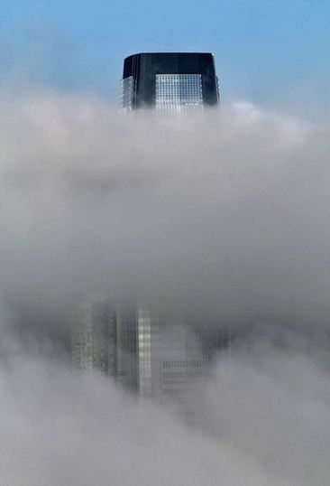 圖：紐約濃霧中化身空中之城 自由女神分外神秘