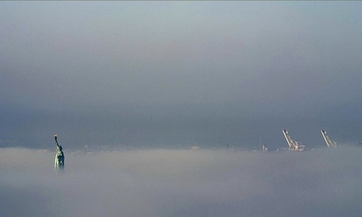 圖：紐約濃霧中化身空中之城 自由女神分外神秘