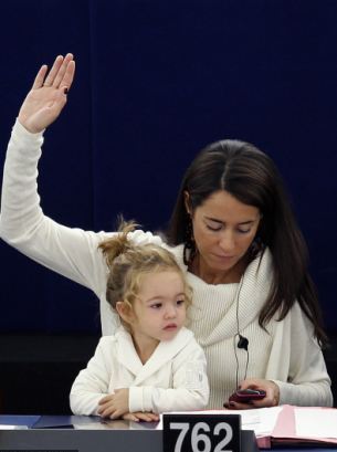 “辣媽”議員帶2歲女兒一起上班 女兒學(xué)樣舉手投票