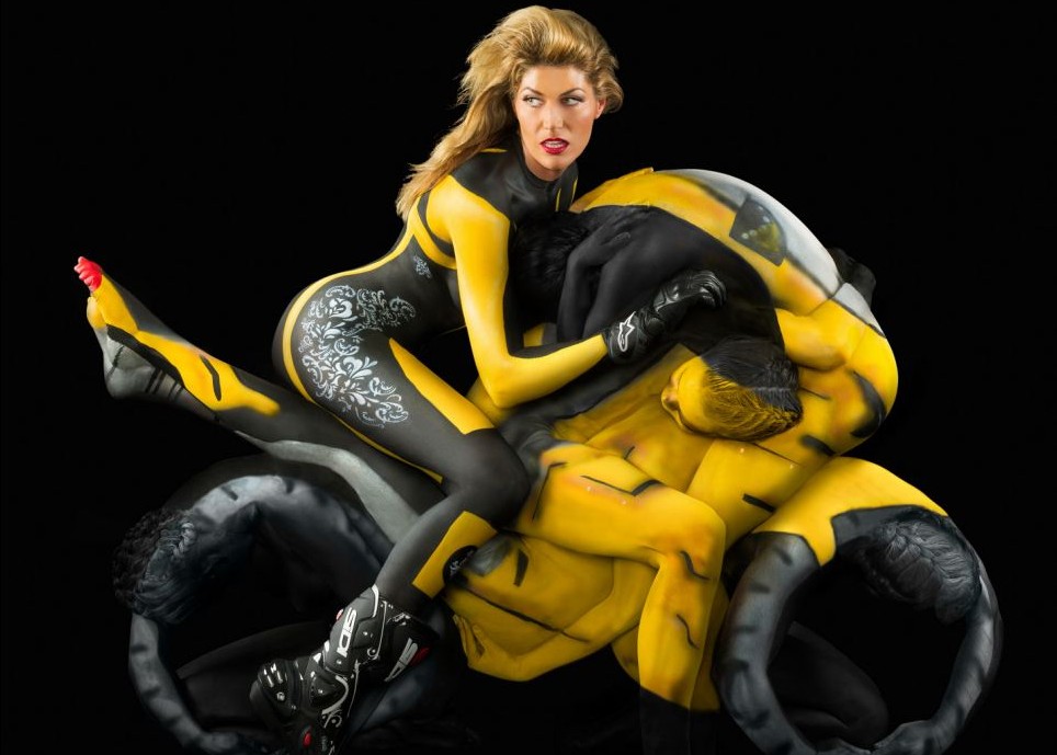 流淌的線條流動的色彩 美女模特用身體拼裝“人肉摩托車”