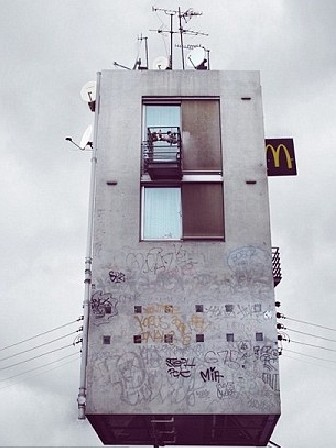 云端的華麗冒險 法國藝術家送可愛建筑“漂浮”上天