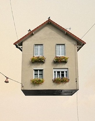 云端的華麗冒險 法國藝術(shù)家送可愛建筑“漂浮”上天