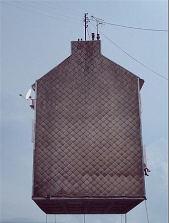 云端的華麗冒險 法國藝術(shù)家送可愛建筑“漂浮”上天