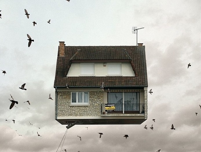 云端的華麗冒險 法國藝術(shù)家送可愛建筑“漂浮”上天