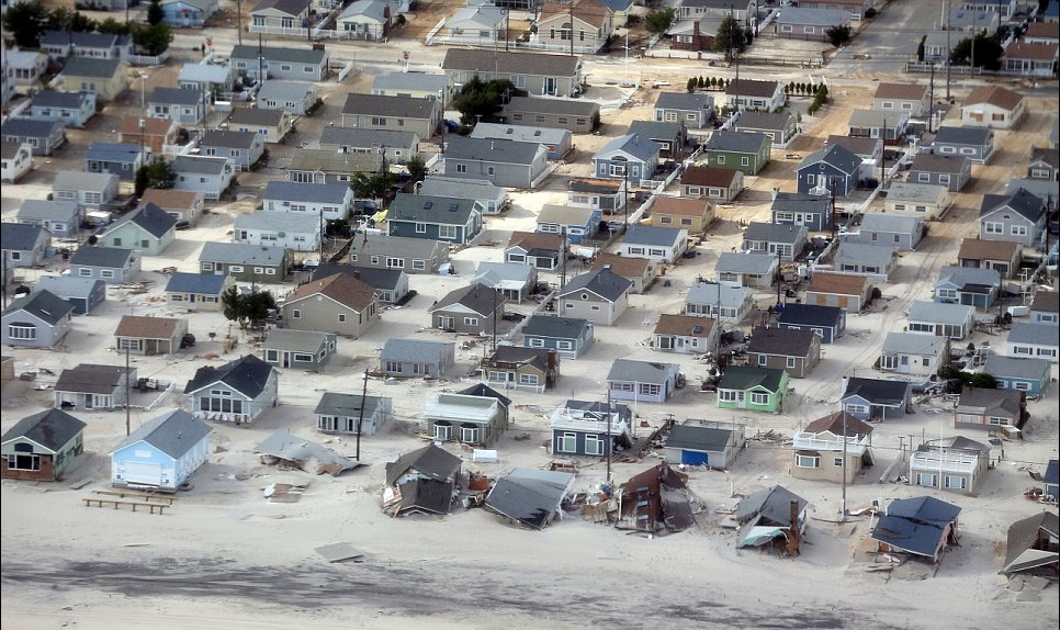 奧巴馬與共和黨州長(zhǎng)視察災(zāi)區(qū)獲好評(píng) 颶風(fēng)趨緩選戰(zhàn)升溫