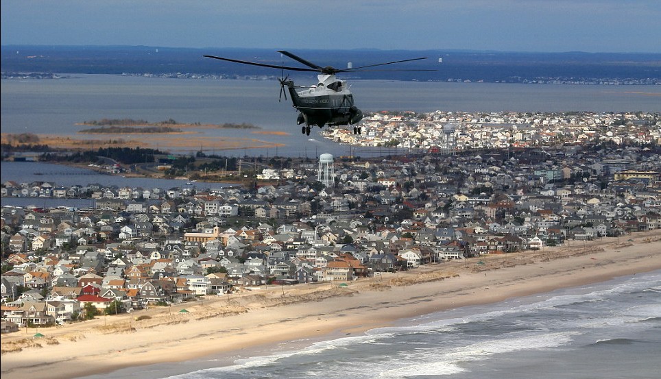 奧巴馬與共和黨州長(zhǎng)視察災(zāi)區(qū)獲好評(píng) 颶風(fēng)趨緩選戰(zhàn)升溫