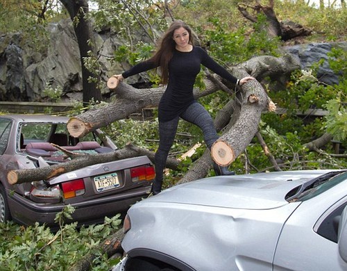 巴西模特在颶風災區擺拍惹爭議
