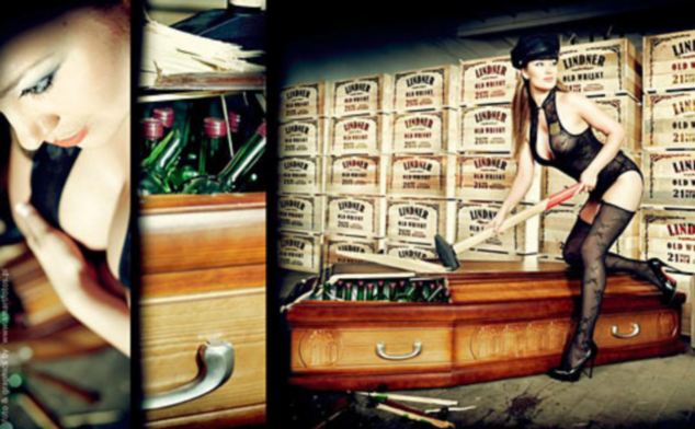 波蘭棺材公司拍暴露掛歷惹怒教會 商家稱只是營銷策略