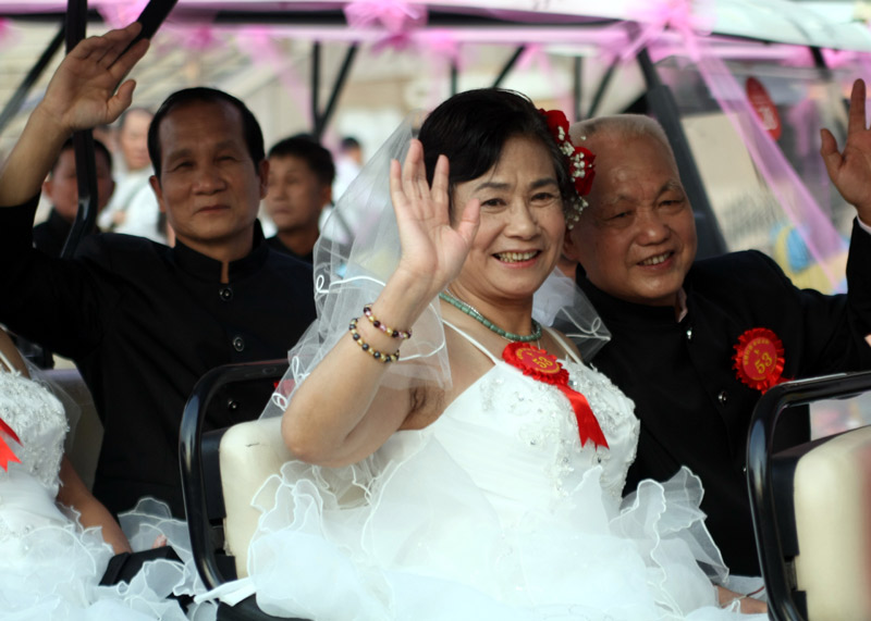 廣東古鎮舉辦首屆長者集體紀念婚禮