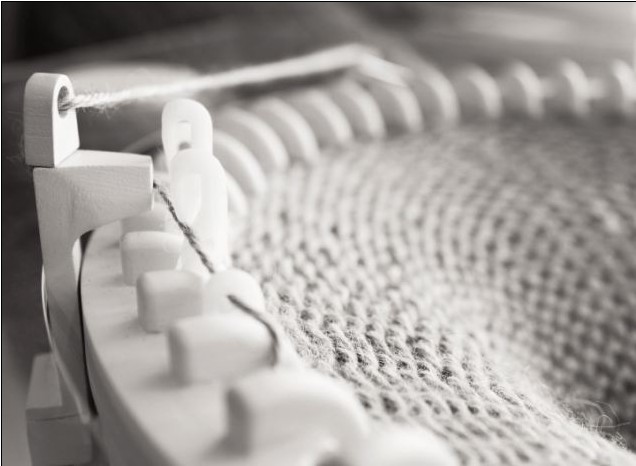 挪威設(shè)計(jì)師發(fā)明神奇時(shí)鐘 365天可織出2米長(zhǎng)圍巾