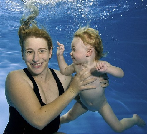 組圖:“潛水寶寶”夢(mèng)幻可愛 自在跳起水下芭蕾