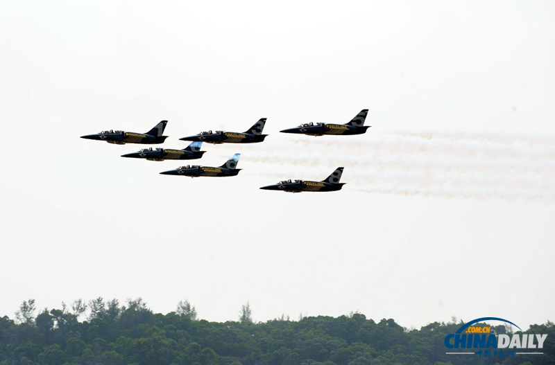 珠海航展即將開(kāi)幕“百年靈”噴氣機(jī)特技飛行隊(duì)熱身