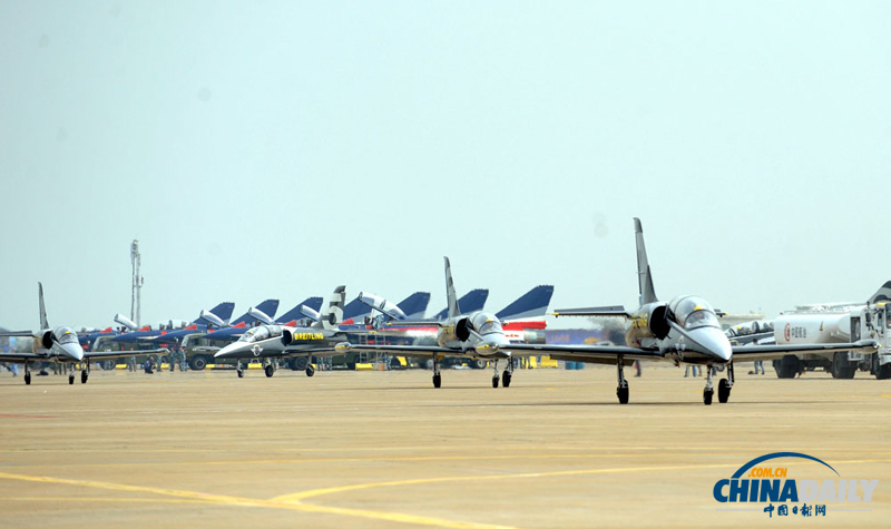 珠海航展即將開幕“百年靈”噴氣機(jī)特技飛行隊熱身