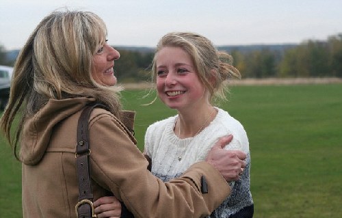 英國(guó)最年輕飛行員：女孩16歲生日獨(dú)自駕飛機(jī)上天