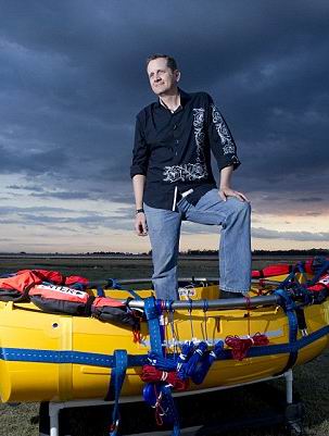 美探險家效仿《飛屋環游記》365只氦氣球帶其飛越大西洋