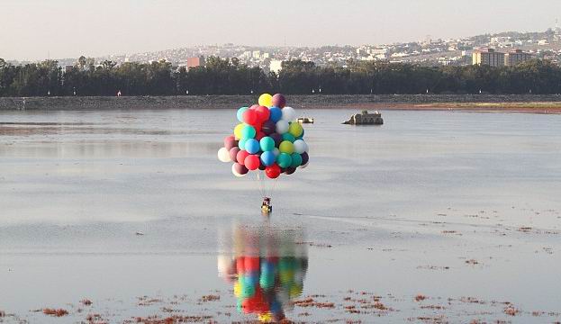 美探險家效仿《飛屋環游記》365只氦氣球帶其飛越大西洋
