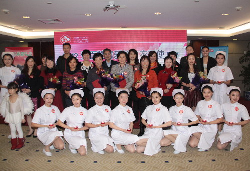 崔郁等10人當(dāng)選受百姓喜愛白衣天使 用愛托起新生命