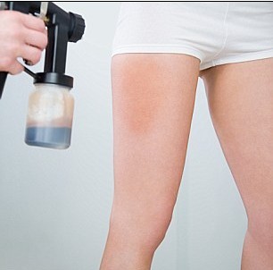 讓圣誕裝扮“星光閃耀” 英國(guó)潮人追捧鉆石美黑噴霧