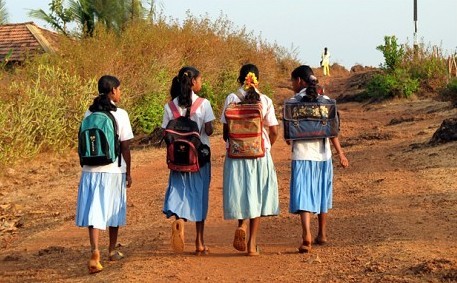 印度頻發虐童事件 13歲女生被扒光衣服示眾后跳樓