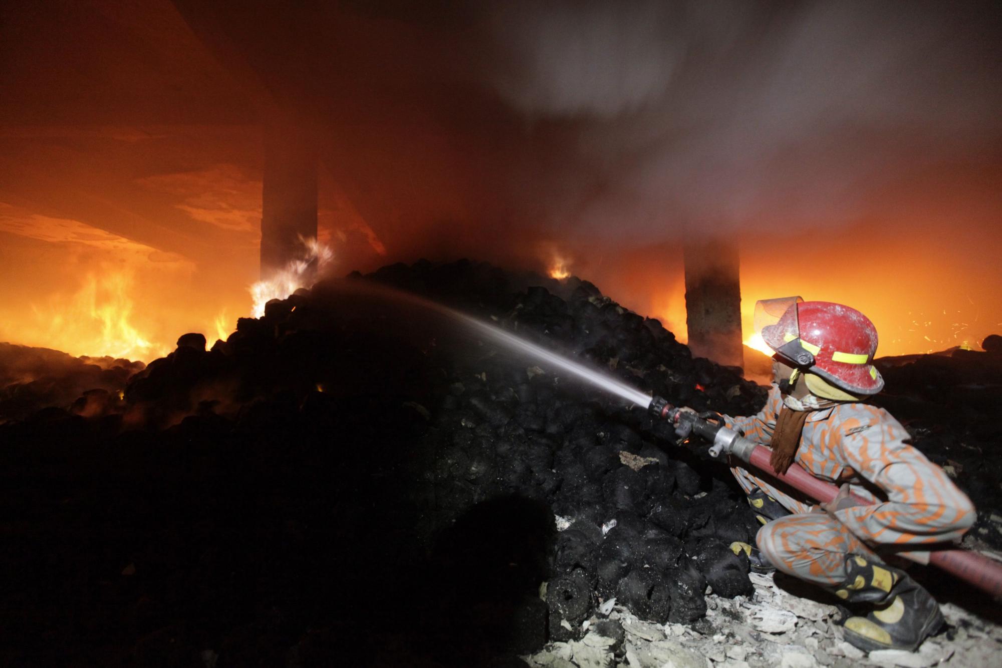 孟加拉國服裝廠夜里失火 至少120人死亡