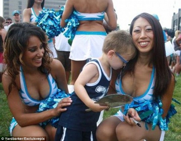 令人忍俊不禁的照片：無法拒絕乳房誘惑的“壞孩子”