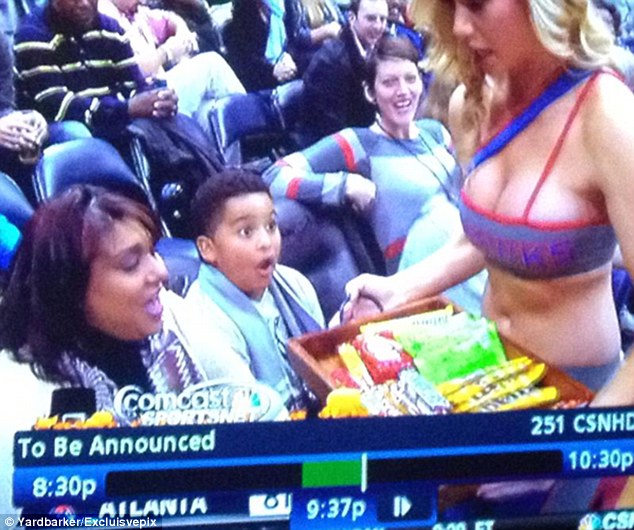 令人忍俊不禁的照片：無法拒絕乳房誘惑的“壞孩子”