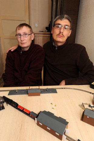 英國中年兄弟染怪病“返老還童” 心智如幼兒需監護