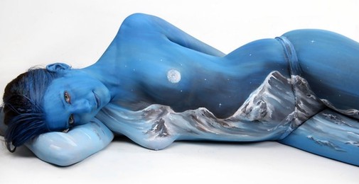 枯樹、沙漠、天鵝：德國女藝術家創作精美人體藝術