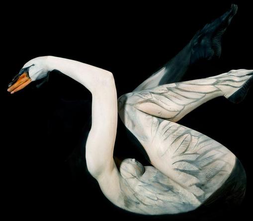 枯樹、沙漠、天鵝：德國女藝術家創作精美人體藝術