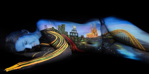 枯樹、沙漠、天鵝：德國(guó)女藝術(shù)家創(chuàng)作精美人體藝術(shù)