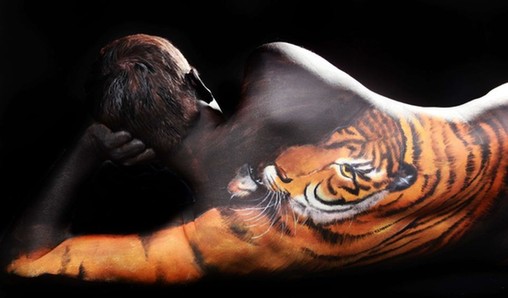 枯樹、沙漠、天鵝：德國女藝術(shù)家創(chuàng)作精美人體藝術(shù)