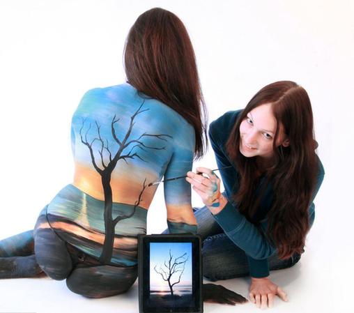 枯樹、沙漠、天鵝：德國女藝術家創作精美人體藝術