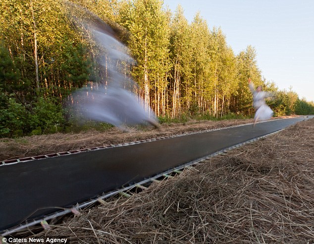 世界最長蹦床亮相俄景觀藝術節(jié) 長度超50米