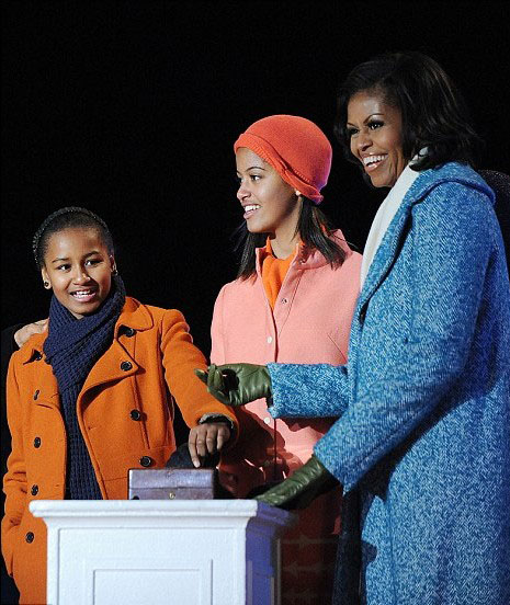 奧巴馬參加點亮國會圣誕樹儀式 溫情獻唱圣誕歌曲(圖片新聞)