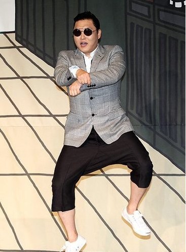 鳥(niǎo)叔遭遇“歌詞門(mén)”公開(kāi)致歉 英首相被跳騎馬舞