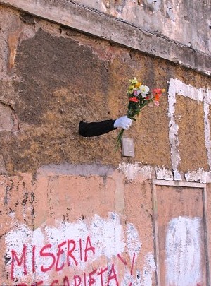 屋頂拔河、人體飛鏢 羅馬街頭現怪誕行為藝術（圖）