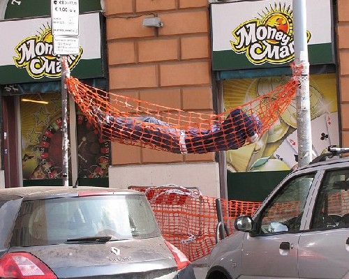 屋頂拔河、人體飛鏢 羅馬街頭現怪誕行為藝術（圖）