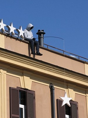 屋頂拔河、人體飛鏢 羅馬街頭現怪誕行為藝術（圖）