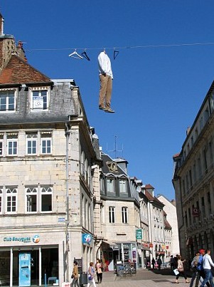 屋頂拔河、人體飛鏢 羅馬街頭現怪誕行為藝術（圖）