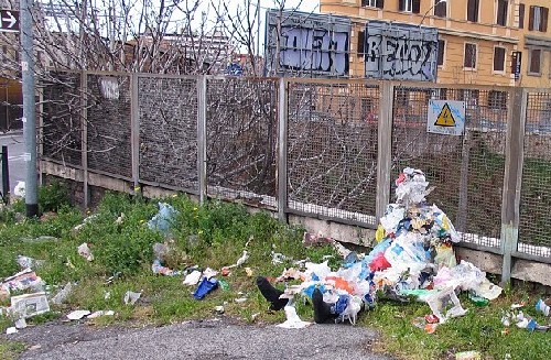 屋頂拔河、人體飛鏢 羅馬街頭現怪誕行為藝術（圖）