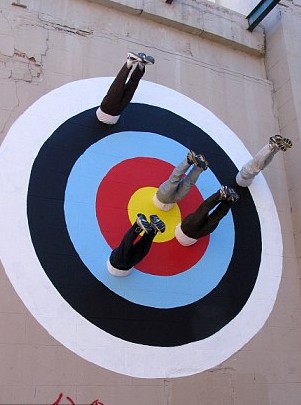 屋頂拔河、人體飛鏢 羅馬街頭現(xiàn)怪誕行為藝術(shù)（圖）