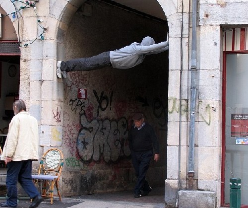 屋頂拔河、人體飛鏢 羅馬街頭現(xiàn)怪誕行為藝術(shù)（圖）