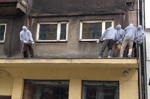 屋頂拔河、人體飛鏢 羅馬街頭現(xiàn)怪誕行為藝術(shù)（圖）